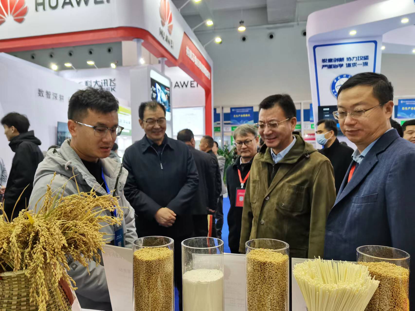 科技部成果转化促进司副司长秦浩源参观我院展位